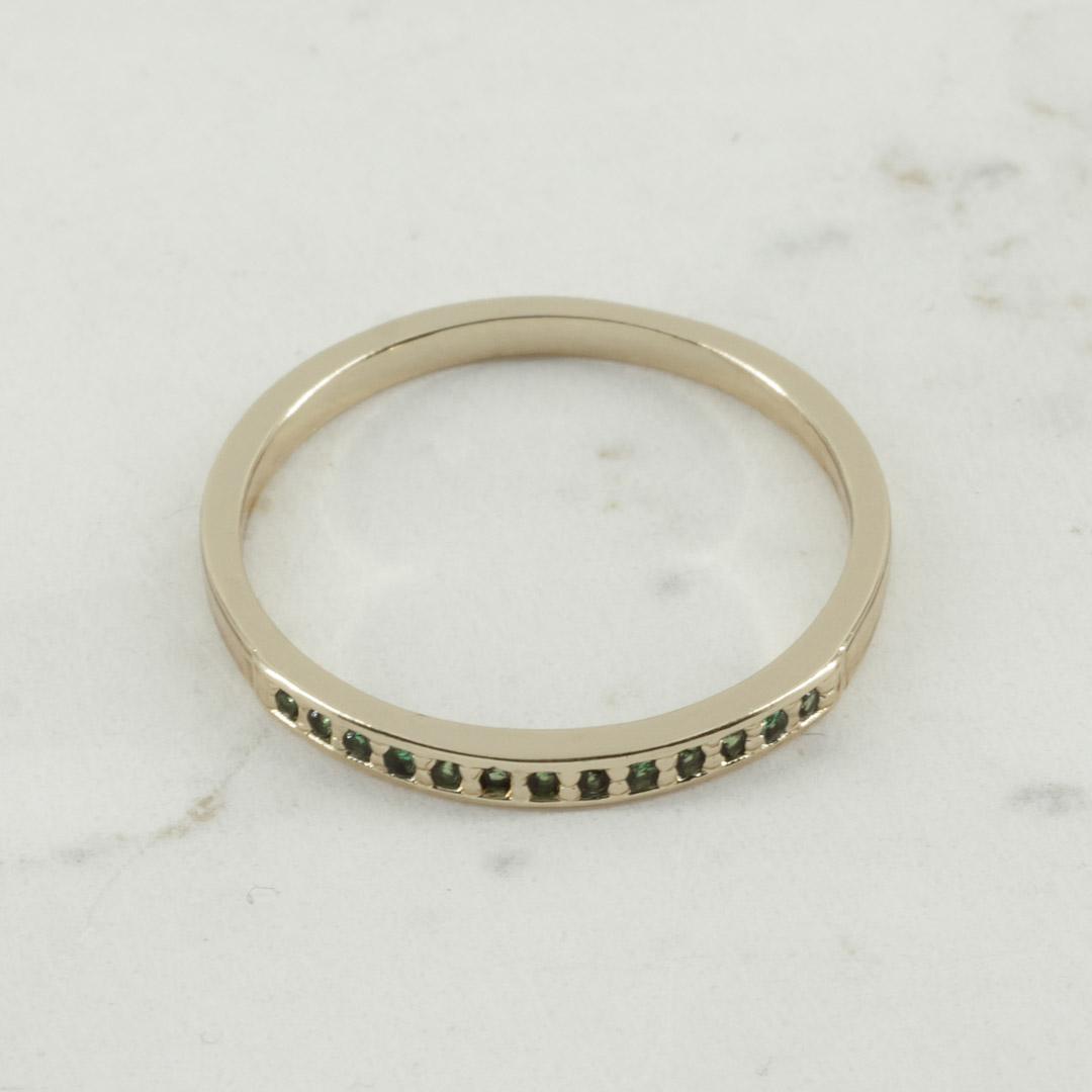 ANILLO LINEA CIRCONES ESMERALDA