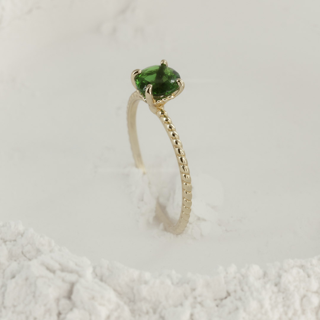 ANILLO SOLITARIO ESMERALDA TALLADO